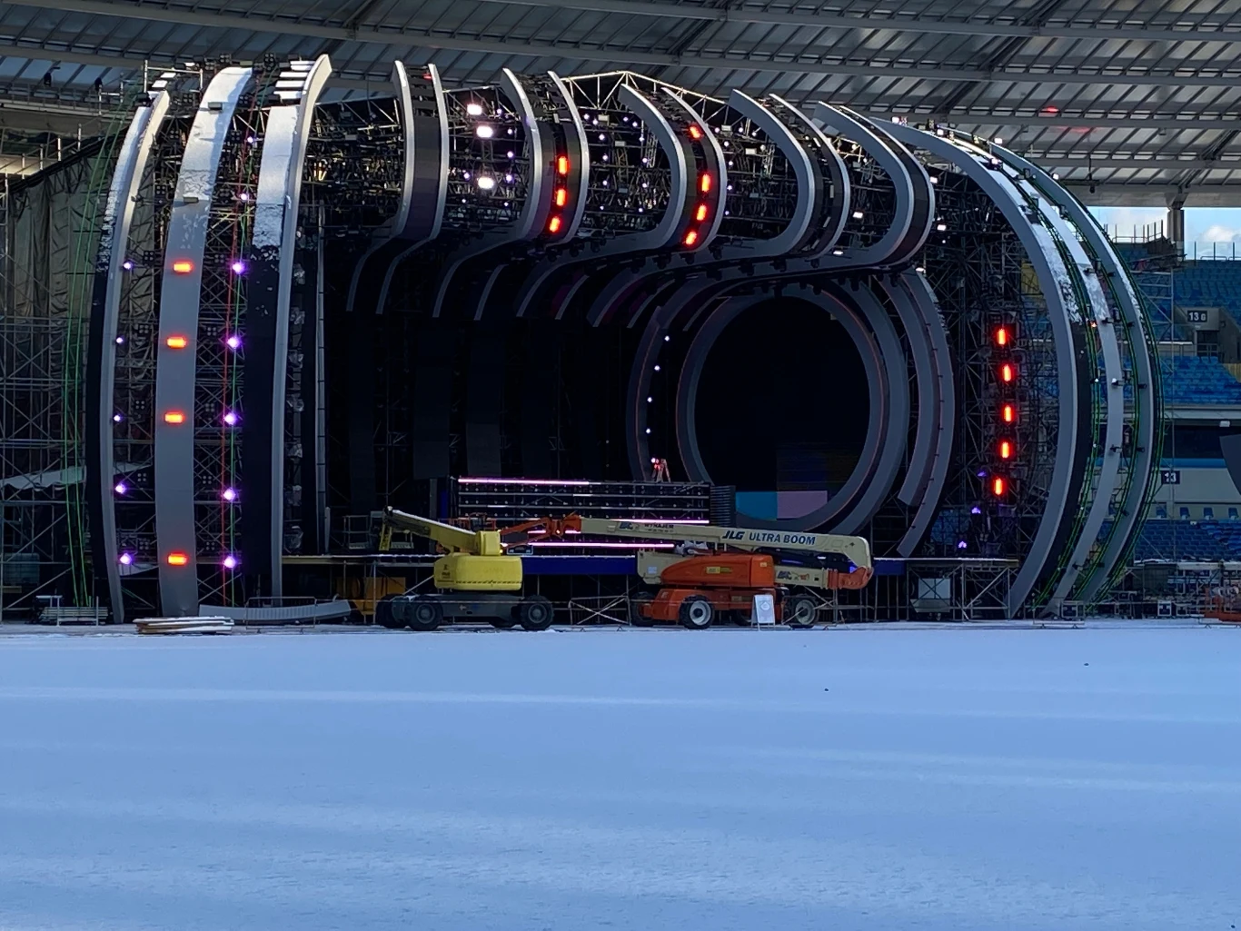 Gwarancją niezapomnianej nocy sylwestrowej są artyści, którzy wystąpią na naszej wielkiej multimedialnej scenie! A ta buduje się już od 9 grudnia! Codziennie ponad 20-osobowy zespół robi wszystko, by już 31 grudnia zaskoczyć widzów oraz gwiazdy tą fenomenalną konstrukcją.