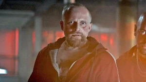 Piotr Adamczyk w scenie z serialu "Hawkeye"