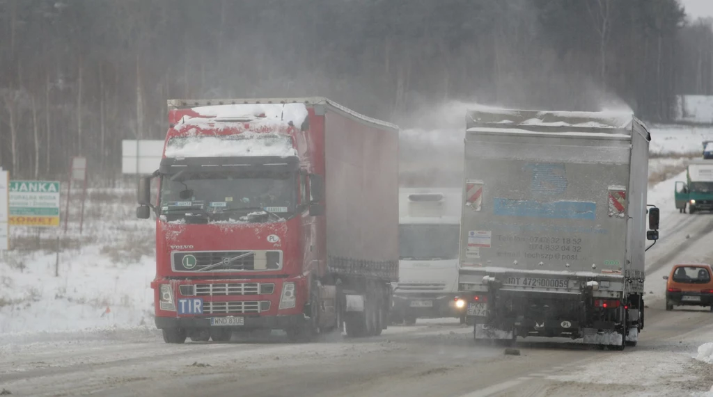 Prószący z ciężarówki śnieg wydaje się niegroźny, ale pogarsza widoczność, co już jest potencjalnie niebezpieczne. Jeśli zamiast śniegu, ciężarówka wiezie taflę lodu, niebezpieczeństwo może być śmiertelne. Spadający w czasie jazdy z dachu ciężarówki śnieg, powinien być dla nas sygnałem ostrzegawczym