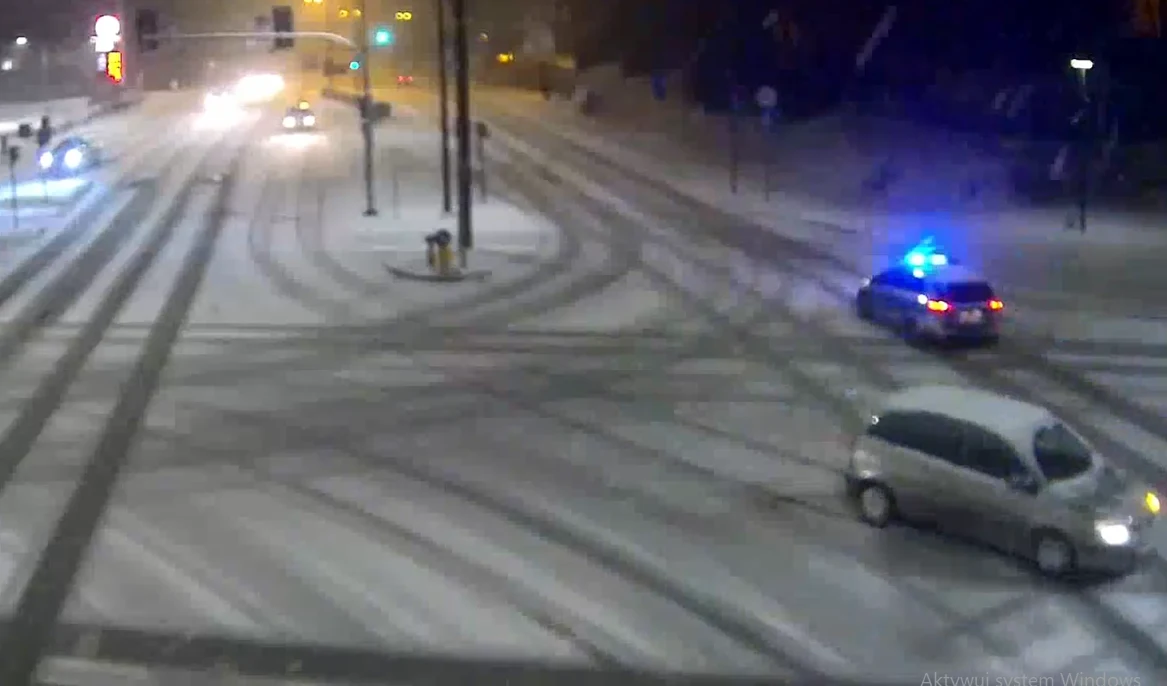 Olsztyn. Kontrolowany poślizg zakończony interwencją policji Olsztyn. Kontrolowany poślizg zakończony interwencją policji