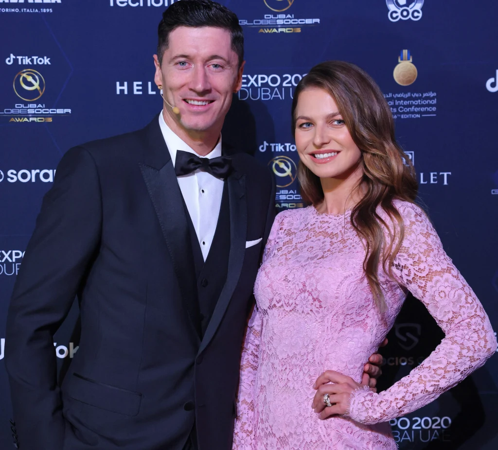 Robert Lewandowski z żoną Anną na gali w Dubaju