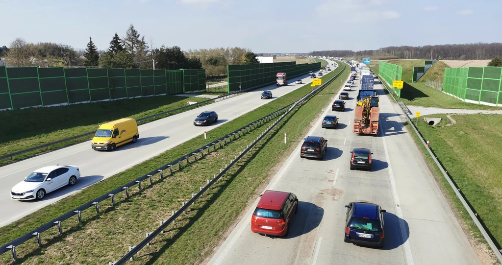 Niby autostrada, ale kierowcy trzymają odstęp jak w terenie zabudowanym