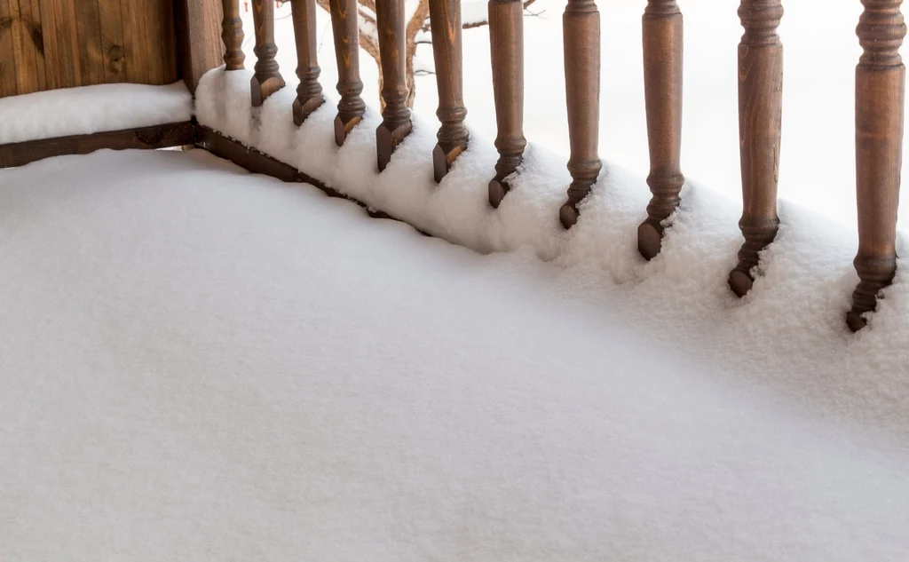 Warto usuwać śnieg z balkonu, by zapobiegać jego niszczeniu i kosztownym naprawom