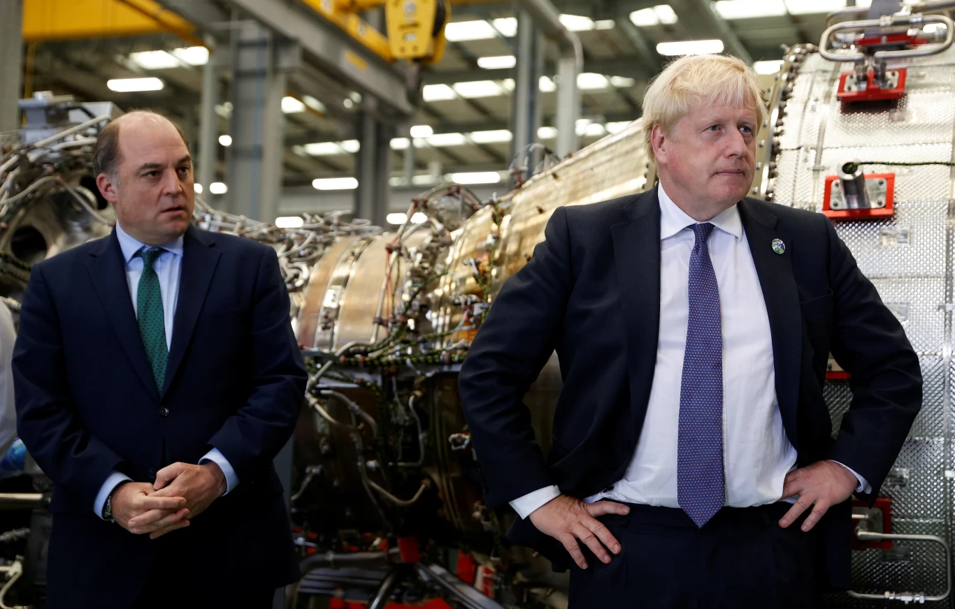 Boris Johnson podczas wizyty w zakładzie Rolls-Royce'a Boris Johnson podczas wizyty w zakładzie Rolls-Royce'a