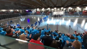 Kibice Unii Oświęcim i Ruchu w niebieskich pelerynkach podczas meczu z Cracovią