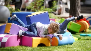 Dziecko podczas zabawy, zdjęcie ilustracyjne