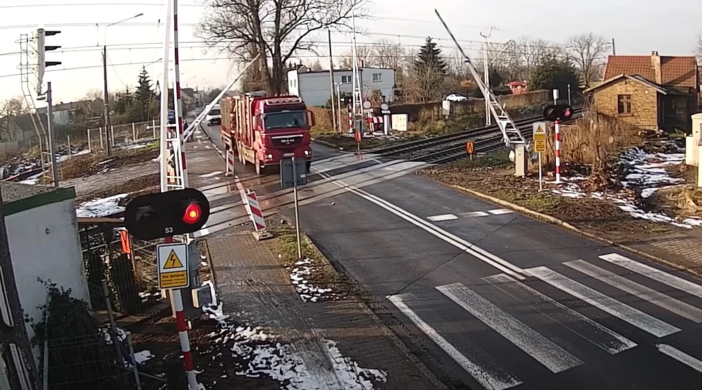 To tylko jedna z wielu podobnych sytuacji - kierowca ciężarówki wjechał na przejazd, pomimo czerwonego światła. Sygnał zignorował też, już niewidoczny w kadrze, rowerzysta