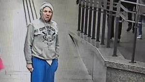 Policjanci ustalają tożsamość tego mężczyzny