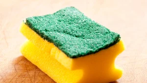 Gdzie wyrzucać zużyte gąbki do naczyń? Odpowiedź wcale nie jest oczywista