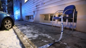 Fragment zniszczonej elewacji ambasady Turcji w Warszawie. Budynek został trafiony butelką z łatwopalną cieczą, policja zatrzymała domniemanego sprawcę. W wyniku zdarzenia nikt nie został ranny.