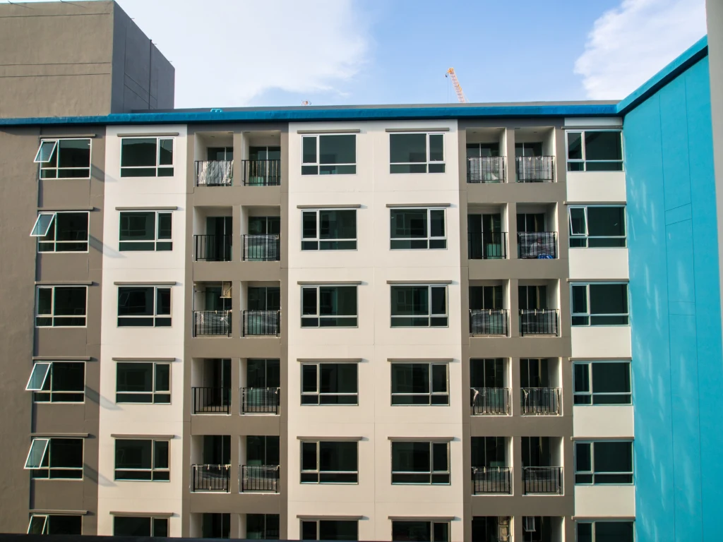 Wciąż taniej niż przed pandemią jest np. w Warszawie (-4 proc.) i Krakowie (-3 proc.)