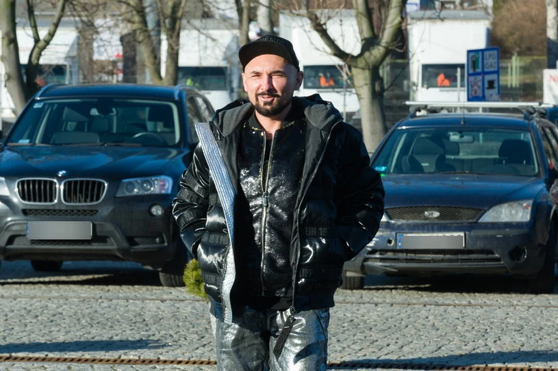 V, jak Vega Nie najlepiej zapisze się rok 2021 w pamięci Patryka Vegi. Twórca kinowych hitów stracił bowiem fajną furę. Jego czarne Lamborghini Aventador LP750-4 Roadster SV zostało zatrzymane przez służby skarbowe, a następnie zlicytowane. Poszło za 1,45 mln zł. Powodem konfiskaty auta były ponoć nieprawidłowości przy jego sprowadzaniu z USA do Polski. Zdaniem prokuratury, dokument potwierdzający, że Lambo stanowiło tzw. mienie przesiedleńcze został sfałszowany. Cała sprawa mogłaby stać się punktem wyjścia scenariusza filmu z gatunku kina akcji lub thrillera prawniczego. Mamy nawet kandydata na reżysera tego obrazu. V, jak Vega Nie najlepiej zapisze się rok 2021 w pamięci Patryka Vegi. Twórca kinowych hitów stracił bowiem fajną furę. Jego czarne Lamborghini Aventador LP750-4 Roadster SV zostało zatrzymane przez służby skarbowe, a następnie zlicytowane. Poszło za 1,45 mln zł. Powodem konfiskaty auta były ponoć nieprawidłowości przy jego sprowadzaniu z USA do Polski. Zdaniem prokuratury, dokument potwierdzający, że Lambo stanowiło tzw. mienie przesiedleńcze został sfałszowany. Cała sprawa mogłaby stać się punktem wyjścia scenariusza filmu z gatunku kina akcji lub thrillera prawniczego. Mamy nawet kandydata na reżysera tego obrazu.