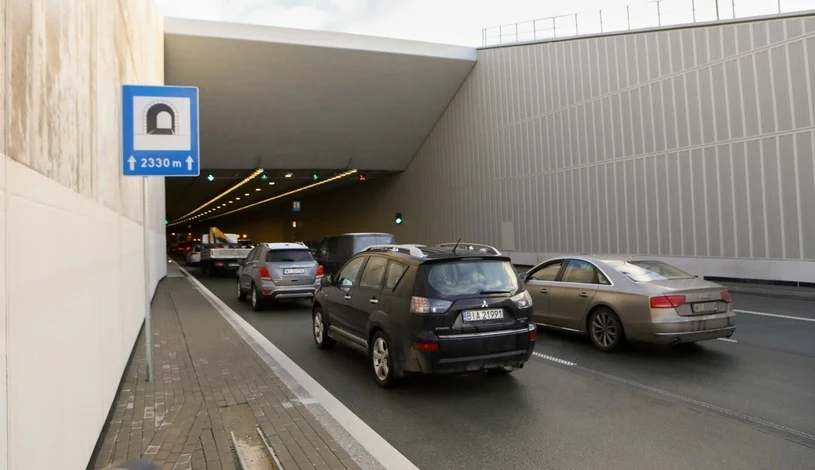 T, jak tunele Z wielkim zadęciem oraz udziałem premiera i ministra infrastruktury otwarto tunel pod Ursynowem, będący fragmentem południowej obwodnicy Warszawy w ciągu drogi S2. Został on oddany do użytku 4 miesiące po terminie. Jeszcze bardziej odwleka się zakończenie budowy tunelu w masywie Małego Lubonia na trasie popularnej zakopianki. GDDKiA nakłada na włoskiego wykonawcę kary, ten zasłania się pandemią i trudnymi warunkami terenowo-pogodowymi. Człowiek czyta, patrzy i zastanawia się, jakim cudem udało się wydrążyć znacznie liczniejsze i dłuższe tunele w Alpach czy choćby w Chorwacji, na uczęszczanej masowo przez naszych rodaków autostradzie, prowadzącej nad Adriatyk. T, jak tunele Z wielkim zadęciem oraz udziałem premiera i ministra infrastruktury otwarto tunel pod Ursynowem, będący fragmentem południowej obwodnicy Warszawy w ciągu drogi S2. Został on oddany do użytku 4 miesiące po terminie. Jeszcze bardziej odwleka się zakończenie budowy tunelu w masywie Małego Lubonia na trasie popularnej zakopianki. GDDKiA nakłada na włoskiego wykonawcę kary, ten zasłania się pandemią i trudnymi warunkami terenowo-pogodowymi. Człowiek czyta, patrzy i zastanawia się, jakim cudem udało się wydrążyć znacznie liczniejsze i dłuższe tunele w Alpach czy choćby w Chorwacji, na uczęszczanej masowo przez naszych rodaków autostradzie, prowadzącej nad Adriatyk.