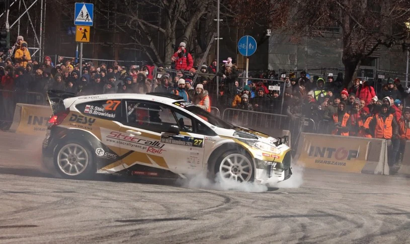 R, jak rajdy i rajdowcy Rajdowym mistrzem świata po raz ósmy w karierze został Sebastian Ogier. W klasyfikacji producentów - jego zespół Toyota Gazoo Racing. Rajdowe Samochodowe Mistrzostwa Polski wygrał 25-letni Mikołaj Marczyk. Kibiców motorsportu bardziej jednak poruszyła chyba sytuacja z Rajdu Barbórki, gdzie policja zatrzymywała zawodnikom dowody rejestracyjne pojazdów, które w normalnym ruchu przemieszczały się na trasy odcinków specjalnych. To efekt sprzeczności pomiędzy ogólnie obowiązującymi przepisami, a wymogami dotyczącymi rajdówek. Głośnym echem odbiła się również informacja o perypetiach słynnego rajdowca Leszka K., podejrzewanego o udział w zorganizowanej grupie przestępczej. Został on aresztowany, wraz z kilkoma innymi osobami, w związku z "wielowątkowym śledztwem ws. oszustw podatkowych, związanych z nabyciem, przy wykorzystaniu przepisów wewnątrzwspólnotowych, luksusowych samochodów przez pozorujące działalność, fikcyjne podmioty gospodarcze." R, jak rajdy i rajdowcy Rajdowym mistrzem świata po raz ósmy w karierze został Sebastian Ogier. W klasyfikacji producentów - jego zespół Toyota Gazoo Racing. Rajdowe Samochodowe Mistrzostwa Polski wygrał 25-letni Mikołaj Marczyk. Kibiców motorsportu bardziej jednak poruszyła chyba sytuacja z Rajdu Barbórki, gdzie policja zatrzymywała zawodnikom dowody rejestracyjne pojazdów, które w normalnym ruchu przemieszczały się na trasy odcinków specjalnych. To efekt sprzeczności pomiędzy ogólnie obowiązującymi przepisami, a wymogami dotyczącymi rajdówek. Głośnym echem odbiła się również informacja o perypetiach słynnego rajdowca Leszka K., podejrzewanego o udział w zorganizowanej grupie przestępczej. Został on aresztowany, wraz z kilkoma innymi osobami, w związku z "wielowątkowym śledztwem ws. oszustw podatkowych, związanych z nabyciem, przy wykorzystaniu przepisów wewnątrzwspólnotowych, luksusowych samochodów przez pozorujące działalność, fikcyjne podmioty gospodarcze."