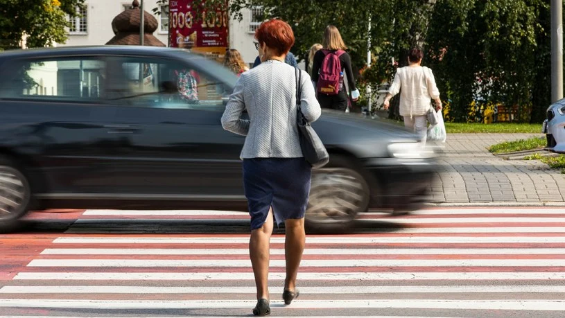 P, jak piesi Od 1 czerwca piesi już wkraczając na przeznaczone dla nich przejścia przez jezdnię mają pierwszeństwo przed każdym pojazdem, z wyjątkiem tramwajów. Co ciekawe, z naszych codziennych obserwacji wynika, że wielu kierowców faktycznie zaczęło stosować się do nowych zasad. Nawet z pewnym naddatkiem - zatrzymują się przed pasami już na widok piechura, który dopiero zbliża się do "zebry" lub przed nią przystaje. Ze wstępnych danych policji wynika, że od początku roku do 24 listopada zanotowano 3975 wypadków z udziałem pieszych. Zginęło w nich 418 osób, a 3604 zostało rannych. W 2019 r., czyli jeszcze przed pandemią, doszło do 5856 takich zdarzeń. Życie straciło wówczas 647 osób, a 5322 odniosło obrażenia. Czy jest to efekt zmiany przepisów i zachowań zmotoryzowanych? Oby. P, jak piesi Od 1 czerwca piesi już wkraczając na przeznaczone dla nich przejścia przez jezdnię mają pierwszeństwo przed każdym pojazdem, z wyjątkiem tramwajów. Co ciekawe, z naszych codziennych obserwacji wynika, że wielu kierowców faktycznie zaczęło stosować się do nowych zasad. Nawet z pewnym naddatkiem - zatrzymują się przed pasami już na widok piechura, który dopiero zbliża się do "zebry" lub przed nią przystaje. Ze wstępnych danych policji wynika, że od początku roku do 24 listopada zanotowano 3975 wypadków z udziałem pieszych. Zginęło w nich 418 osób, a 3604 zostało rannych. W 2019 r., czyli jeszcze przed pandemią, doszło do 5856 takich zdarzeń. Życie straciło wówczas 647 osób, a 5322 odniosło obrażenia. Czy jest to efekt zmiany przepisów i zachowań zmotoryzowanych? Oby.