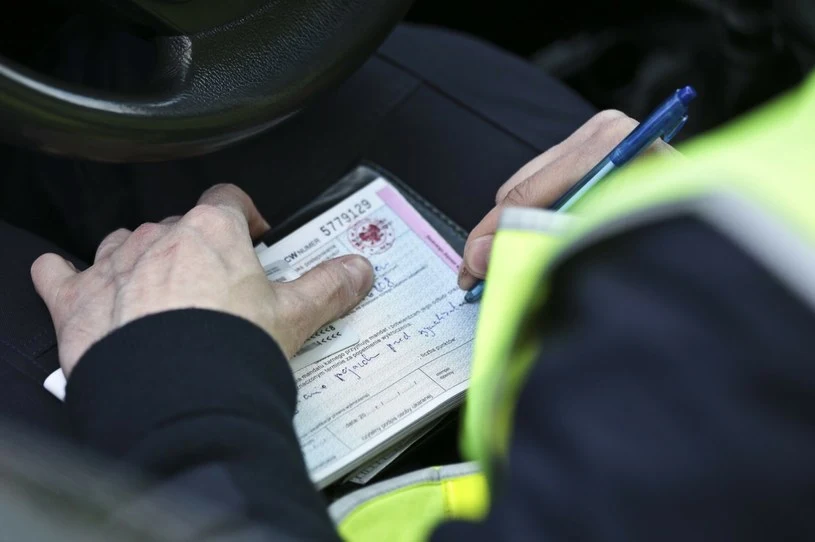 M, jak mandaty Od lat mówiło się o konieczności podniesienia stawek mandatów za wykroczenia drogowe. Przyzwyczailiśmy się do tego, uznając, że żadna władza nie odważy się uderzyć w ten sposób w suwerena, czyli swój elektorat. Dlatego wielu kierowców twierdziło, że i tym razem skończy się na gadaniu. Tymczasem stało się inaczej. Przedstawiciele rządzącej prawicy wraz z większością opozycji (wyłamali się jedynie posłowie Konfederacji) wyjątkowo zgodnie przegłosowali nowelizację prawa o ruchu drogowym, a prezydent ją bardzo szybko podpisał. No i powiało grozą. Od początku 2022 r. mandaty drastycznie podrożeją, a maksymalna wysokość grzywny wzrośnie z 5 do 30 tys. zł. Co najmniej 800 zł ma kosztować przekroczenie dopuszczalnej prędkości o ponad 30 km/godz. Jednorazowo, za kumulację błędów, będzie można dostać nawet 15 punktów karnych. Punkty pozostaną na koncie kierowcy przez dwa lata i nie będzie można części z nich się pozbyć przez udział w specjalnym szkoleniu, jak to jest obecnie. Zmiany w przepisach i taryfikatorach mają przyczynić się do poprawy bezpieczeństwa na drogach. Zobaczymy, jak to będzie. I czy znowu nie okaże się, że od wysokości kary ważniejsza jest jej nieuchronność. Z drugiej strony fotoradarów też ma być znacznie więcej niż teraz... M, jak mandaty Od lat mówiło się o konieczności podniesienia stawek mandatów za wykroczenia drogowe. Przyzwyczailiśmy się do tego, uznając, że żadna władza nie odważy się uderzyć w ten sposób w suwerena, czyli swój elektorat. Dlatego wielu kierowców twierdziło, że i tym razem skończy się na gadaniu. Tymczasem stało się inaczej. Przedstawiciele rządzącej prawicy wraz z większością opozycji (wyłamali się jedynie posłowie Konfederacji) wyjątkowo zgodnie przegłosowali nowelizację prawa o ruchu drogowym, a prezydent ją bardzo szybko podpisał. No i powiało grozą. Od początku 2022 r. mandaty drastycznie podrożeją, a maksymalna wysokość grzywny wzrośnie z 5 do 30 tys. zł. Co najmniej 800 zł ma kosztować przekroczenie dopuszczalnej prędkości o ponad 30 km/godz. Jednorazowo, za kumulację błędów, będzie można dostać nawet 15 punktów karnych. Punkty pozostaną na koncie kierowcy przez dwa lata i nie będzie można części z nich się pozbyć przez udział w specjalnym szkoleniu, jak to jest obecnie. Zmiany w przepisach i taryfikatorach mają przyczynić się do poprawy bezpieczeństwa na drogach. Zobaczymy, jak to będzie. I czy znowu nie okaże się, że od wysokości kary ważniejsza jest jej nieuchronność. Z drugiej strony fotoradarów też ma być znacznie więcej niż teraz...