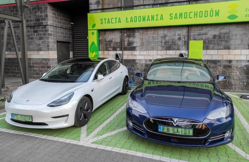 Ł, jak ładowarki W Polsce do kupna samochodu elektrycznego zniechęca m.in. wciąż relatywnie niewielka liczba publicznych ładowarek. Mamy ich obecnie nieco ponad 1700, podczas gdy Holandia z górą 66 000, Francja więcej niż 45 000, prawie tyle samo funkcjonuje ich również w Niemczech. Jest też jednak dobra wiadomość - korzystamy ze swoistej premii dla maruderów. Kto startuje później, jest technicznie bardziej zaawansowany. Prawie jedna trzecia (31 proc.) wszystkich polskich ładowarek "elektryków", to urządzenia prądu stałego o mocy ponad 22 kW, umożliwiające szybsze uzupełnienie energii w baterii. We wspomnianych wyżej, przodujących w elektryfikowaniu motoryzacji krajach, ów odsetek jest znacznie niższy. Holandia - 3,6 proc., Francja - 8,2 proc., Niemcy - 16,4 proc. Tylko w Norwegii jest podobny jak u nas - 27,6 proc. Inna sprawa, że podpięcie się do mocnej, szybkiej ładowarki to przyjemność dla bogatych. Tytuł naszego niedawnego tekstu na temat mówi wszystko: "Faktury grozy". Ł, jak ładowarki W Polsce do kupna samochodu elektrycznego zniechęca m.in. wciąż relatywnie niewielka liczba publicznych ładowarek. Mamy ich obecnie nieco ponad 1700, podczas gdy Holandia z górą 66 000, Francja więcej niż 45 000, prawie tyle samo funkcjonuje ich również w Niemczech. Jest też jednak dobra wiadomość - korzystamy ze swoistej premii dla maruderów. Kto startuje później, jest technicznie bardziej zaawansowany. Prawie jedna trzecia (31 proc.) wszystkich polskich ładowarek "elektryków", to urządzenia prądu stałego o mocy ponad 22 kW, umożliwiające szybsze uzupełnienie energii w baterii. We wspomnianych wyżej, przodujących w elektryfikowaniu motoryzacji krajach, ów odsetek jest znacznie niższy. Holandia - 3,6 proc., Francja - 8,2 proc., Niemcy - 16,4 proc. Tylko w Norwegii jest podobny jak u nas - 27,6 proc. Inna sprawa, że podpięcie się do mocnej, szybkiej ładowarki to przyjemność dla bogatych. Tytuł naszego niedawnego tekstu na temat mówi wszystko: "Faktury grozy".