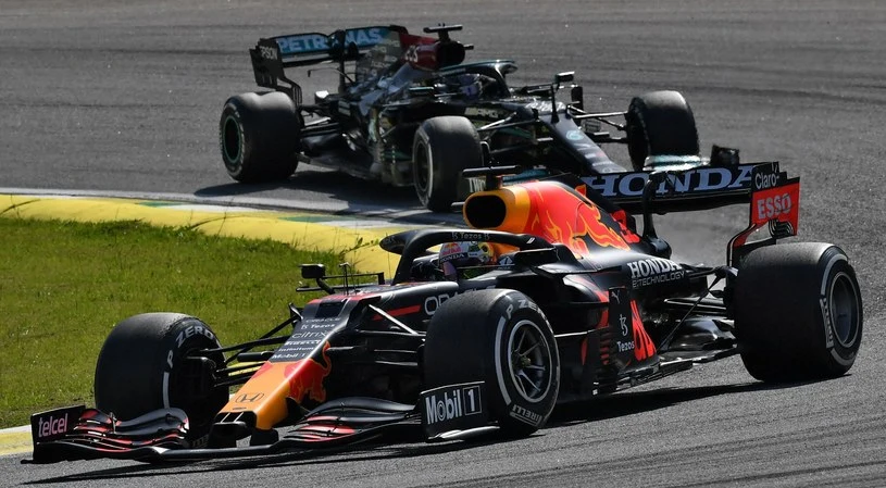 F, jak Formuła 1 Są tacy, którzy twierdzą, że nie ma nic nudniejszego do oglądania niż wyścig Formuły 1. Na pewno nie dotyczy to finału tegorocznych zmagań we wspomnianym cyklu. Holender Max Verstappen zapewnił sobie zwycięstwo, wyprzedzając swojego głównego rywala, Brytyjczyka Lewisa Hamiltona, na ostatnim okrążeniu ostatniej w sezonie imprezy F1 - Grand Prix Abu Zabi. Konkurenci dopatrywali się uchybień regulaminowych, ale sędziowie odrzucili ich protesty. Mistrzem świata konstruktorów został po raz ósmy z rzędu Mercedes. Pod koniec roku gruchnęła wieść, że do Formuły 1 wejdzie Audi, niejako zastępując w niej wycofującą się Hondę. Dodajmy, że w 2021 r. jako zawodnik rezerwowy w dwóch wyścigach w barwach Alfy Romeo Racing Orlen wystartował Robert Kubica. Punktów nie zdobył. W Grand Prix Holandii był 15., a w Grand Prix Włoch - 14. F, jak Formuła 1 Są tacy, którzy twierdzą, że nie ma nic nudniejszego do oglądania niż wyścig Formuły 1. Na pewno nie dotyczy to finału tegorocznych zmagań we wspomnianym cyklu. Holender Max Verstappen zapewnił sobie zwycięstwo, wyprzedzając swojego głównego rywala, Brytyjczyka Lewisa Hamiltona, na ostatnim okrążeniu ostatniej w sezonie imprezy F1 - Grand Prix Abu Zabi. Konkurenci dopatrywali się uchybień regulaminowych, ale sędziowie odrzucili ich protesty. Mistrzem świata konstruktorów został po raz ósmy z rzędu Mercedes. Pod koniec roku gruchnęła wieść, że do Formuły 1 wejdzie Audi, niejako zastępując w niej wycofującą się Hondę. Dodajmy, że w 2021 r. jako zawodnik rezerwowy w dwóch wyścigach w barwach Alfy Romeo Racing Orlen wystartował Robert Kubica. Punktów nie zdobył. W Grand Prix Holandii był 15., a w Grand Prix Włoch - 14.