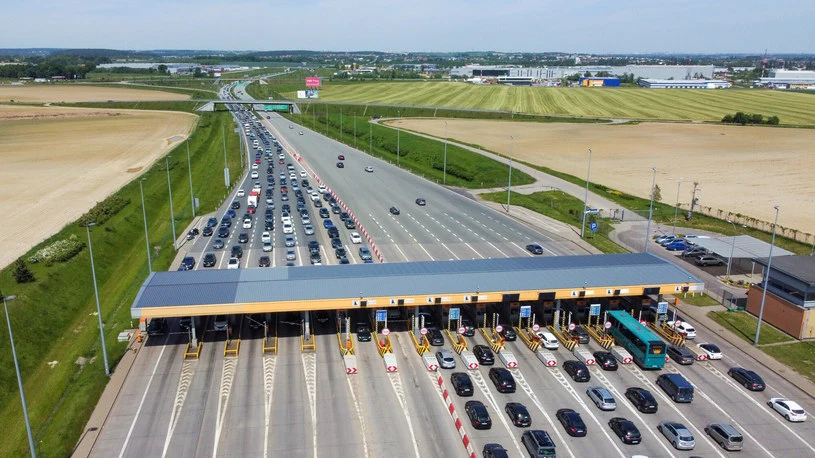 B, jak bramki Likwidacja spowalniających ruch dotychczasowych punktów poboru opłat na odcinkach autostrady A2 Stryków - Konin i A-4 Sośnica - Wrocław była zabiegiem niebywale szumnie reklamowanym. Koniec z korkami i długim oczekiwaniem przed bramkami! Miało być pięknie, a wyszło... No cóż, patrz: A, jak aplikacja. Nawiasem mówiąc system polskich autostrad z odcinkami płatnymi i darmowymi, koncesyjnymi i państwowymi, zróżnicowanymi cennikami i odmiennymi sposobami uiszczania należności, musi być zmorą dla kierowców zagranicznych. Nie wspominając, że opłaty za korzystanie z naszych dróg należą do najwyższych w Europie. B, jak bramki Likwidacja spowalniających ruch dotychczasowych punktów poboru opłat na odcinkach autostrady A2 Stryków - Konin i A-4 Sośnica - Wrocław była zabiegiem niebywale szumnie reklamowanym. Koniec z korkami i długim oczekiwaniem przed bramkami! Miało być pięknie, a wyszło... No cóż, patrz: A, jak aplikacja. Nawiasem mówiąc system polskich autostrad z odcinkami płatnymi i darmowymi, koncesyjnymi i państwowymi, zróżnicowanymi cennikami i odmiennymi sposobami uiszczania należności, musi być zmorą dla kierowców zagranicznych. Nie wspominając, że opłaty za korzystanie z naszych dróg należą do najwyższych w Europie.