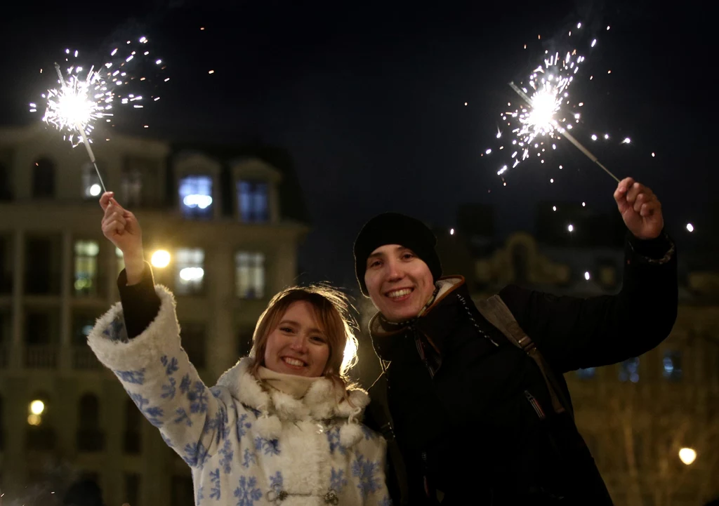 Młodzi ludzie często wychodzą o północy na ulice i zapalają zimne ognie, życząc sobie wszystkiego najlepszego