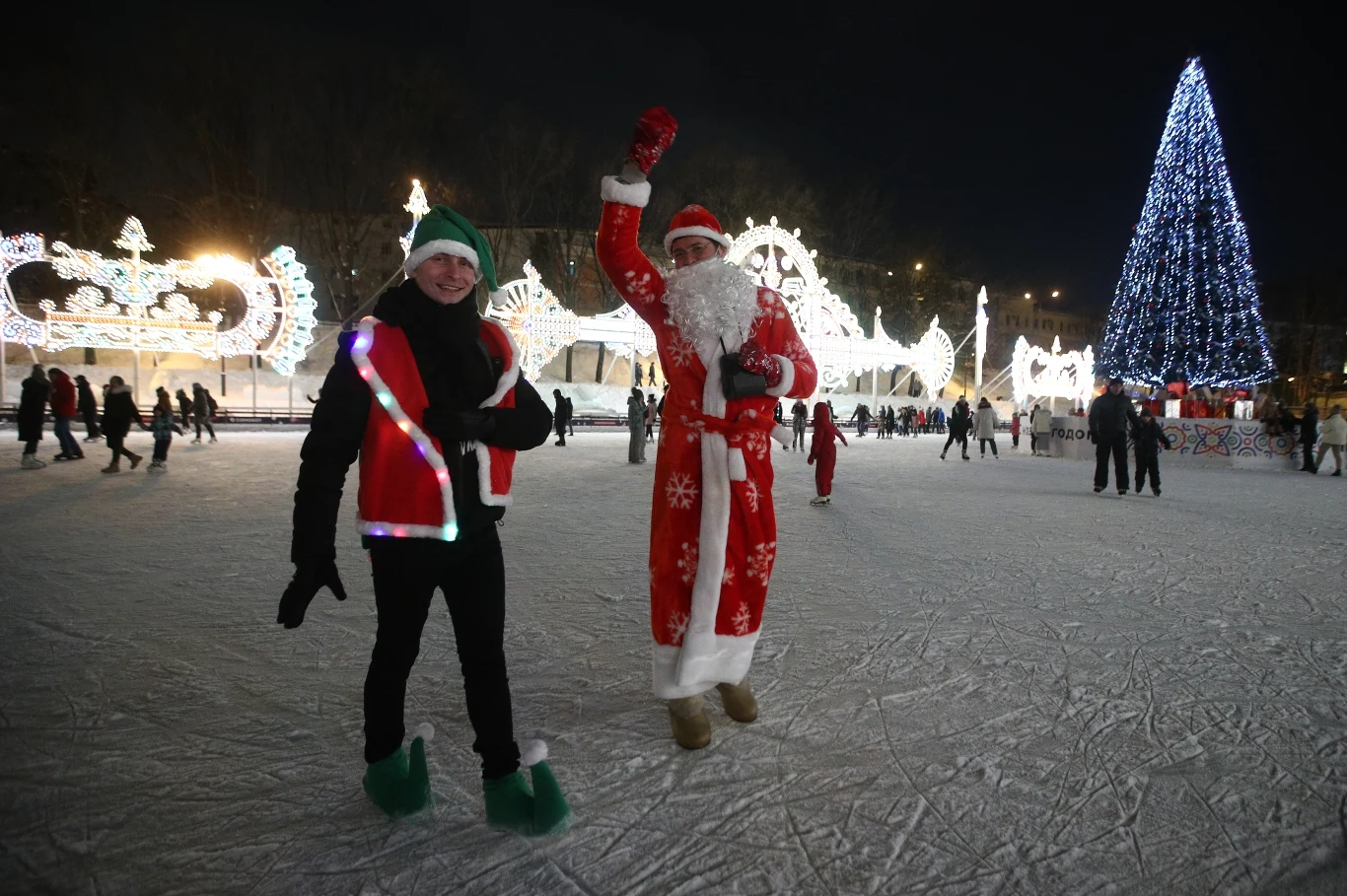 Dziadek Mróz w sylwestrową noc odwiedza wszystkie dzieci, rozdając im prezenty Dziadek Mróz w sylwestrową noc odwiedza wszystkie dzieci, rozdając im prezenty