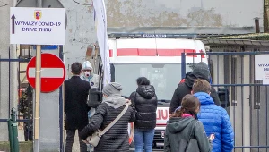 Kolejki na testy COVID-19 w Łodzi