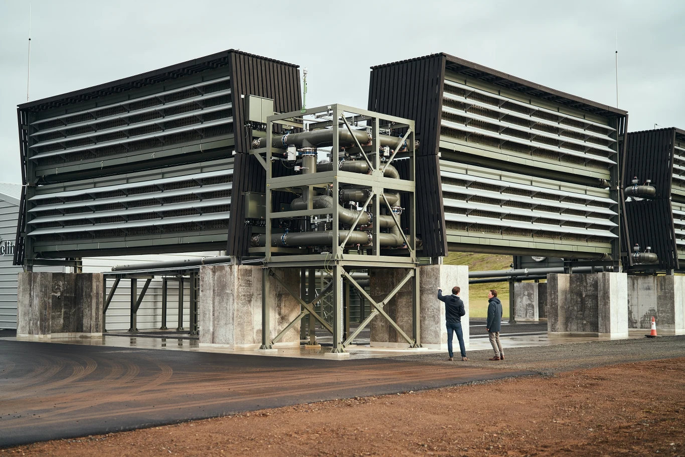Największa na świecie instalacje wychwytująca CO2, która znajduje się na Islandii. Największa na świecie instalacje wychwytująca CO2, która znajduje się na Islandii.
