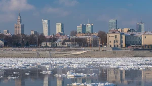 Zimowy widok na Warszawę z brzegu Starej Pragi