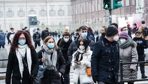 Włosi w maseczkach w centrum Turynu
