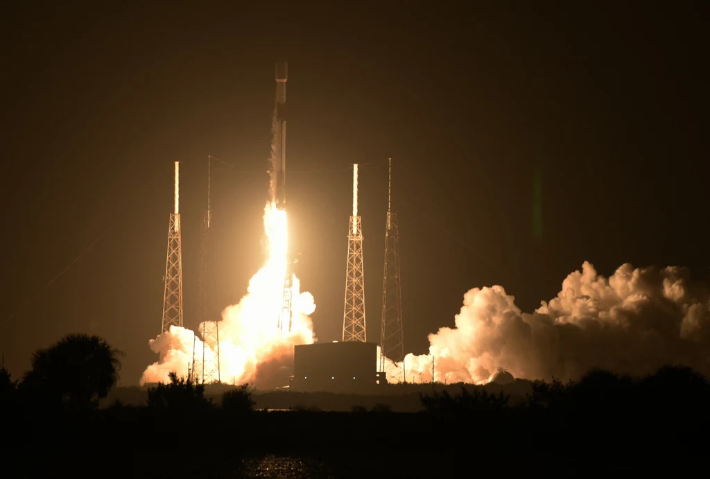 Rakieta SpaceX Falcon 9 wynosząca na orbitę tureckiego satelitę Turksat 5B.