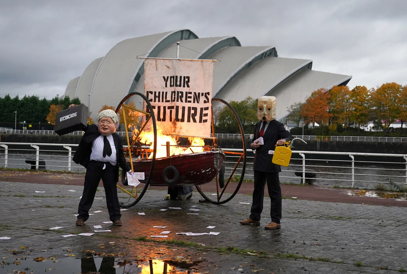 Przebrani członkowie organizacji Ocean Rebellion przed budynkiem, gdzie odbył się szczyt COP26