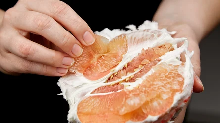 Pomelo to smaczny i wyjątkowo zdrowy owoc. Ma więcej witaminy C od cytryny (około 60 mg w 100 g)