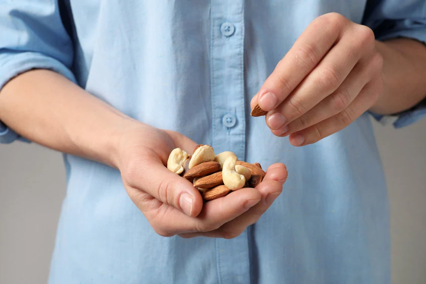 Orzechy nerkowca są kaloryczne, ale nie warto z nich całkowicie z tego powodu rezygnować Orzechy nerkowca są kaloryczne, ale nie warto z nich całkowicie z tego powodu rezygnować