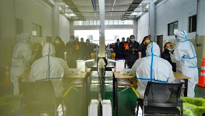 Punkt testowania na COVID-19 w Hangzhou, w prowincji Zhejiang.