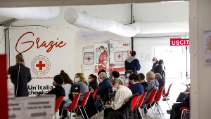 Ludzie czekają na otrzymanie szczepionki Pfizer lub Moderny w Rzymie