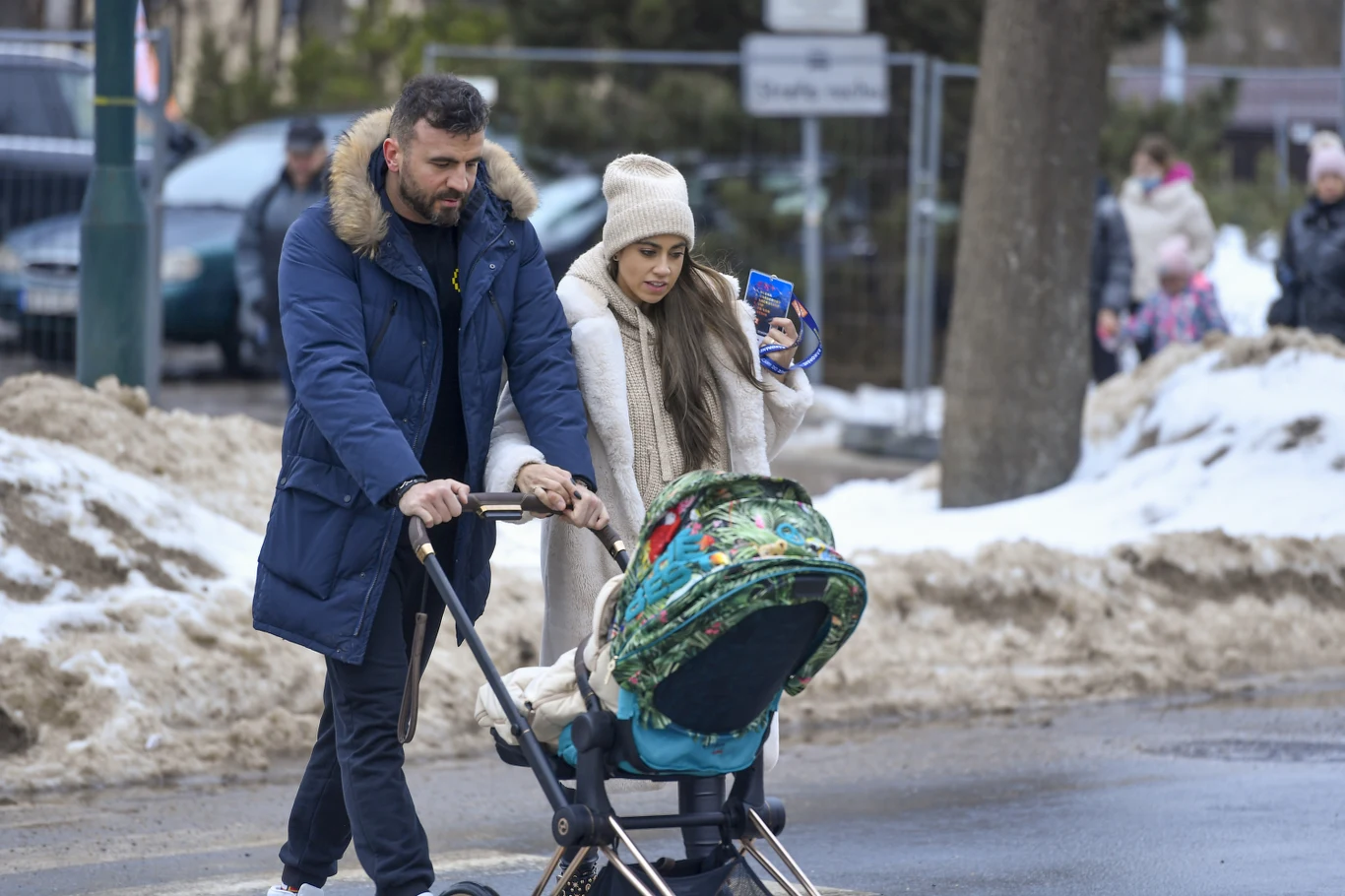 Maja z ukochanym i córeczką