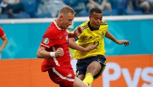 Kamil Glik i Robin Quaison podczas meczu Polska - Szwecja na Euro 2020 w Petersburgu