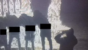 Mężczyźni ukarani za ściągnięcie spodni przed Sukiennicami