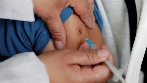 Schemat szczepienia jest dwudawkowy, przy zachowaniu rekomendowanego odstępu co najmniej 21. dni między dawkami