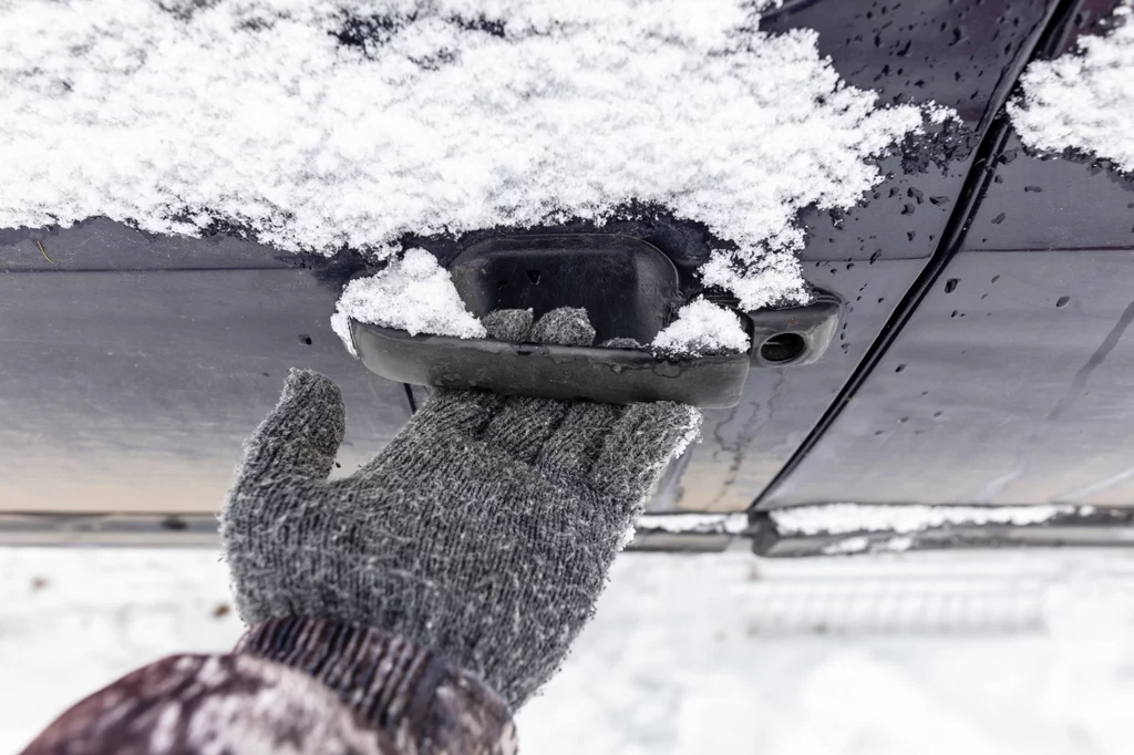 Zamarznięte drzwi samochodu to typowy zimowy problem