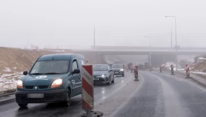 Trudne warunki na drogach. Mgła, deszcz i ślisko