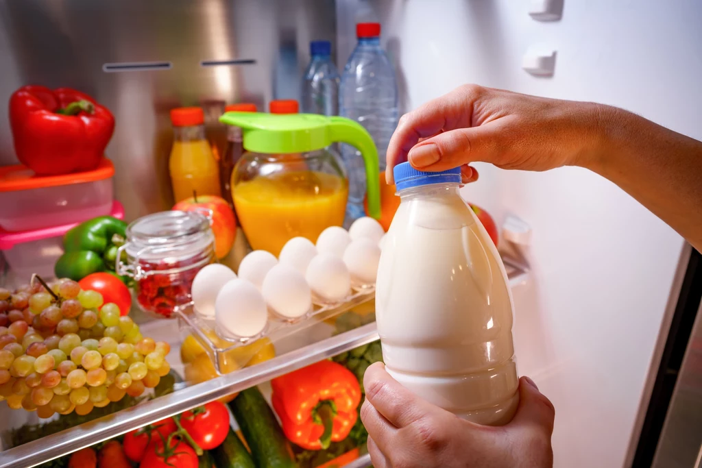 Świeże, pasteryzowane mleko dostępne jest najczęściej w butelkach. UHT zaś w kartonach