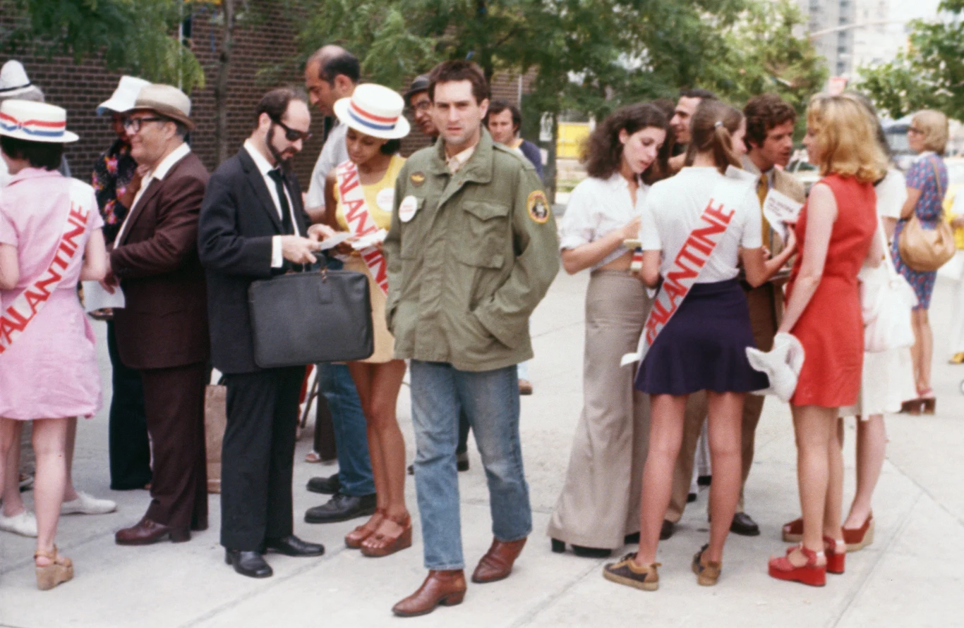 Jakiś czas po premierze filmu, Robert De Niro wyznał, że krótko przed otrzymaniem propozycji aktorskiej w "Taksówkarzu" miał podobny pomysł na film. "Chciałem zrobić film o samotnym człowieku, który chodzi po Nowym Jorku z bronią i fantazjuje o morderstwie"- wspominał w jednym z wywiadów aktor. Niestety, spóźnił się. 