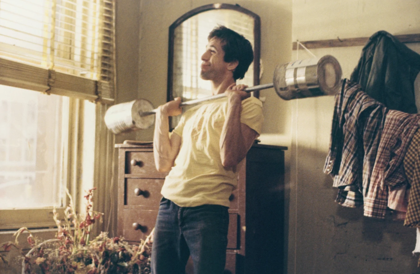 Mało kto wie, że budżet "Taksówkarza" nie był wysoki. Film został zrealizowany za niecałe 2 miliony dolarów. Udało się jednak "zamknąć" w tej kwocie tylko dlatego, że Robertowi De Niro nie zależało na pieniądzach. Według doniesień, odrzucił propozycję roli w innym filmie za 500 tysięcy dolarów, a przyjął ofertę Scorsese za (tylko) 35 tysięcy. Również scenarzysta zgodził się na kilkukrotnie niższe wynagrodzenie od tego, które proponowano mu przy innych projektach.   