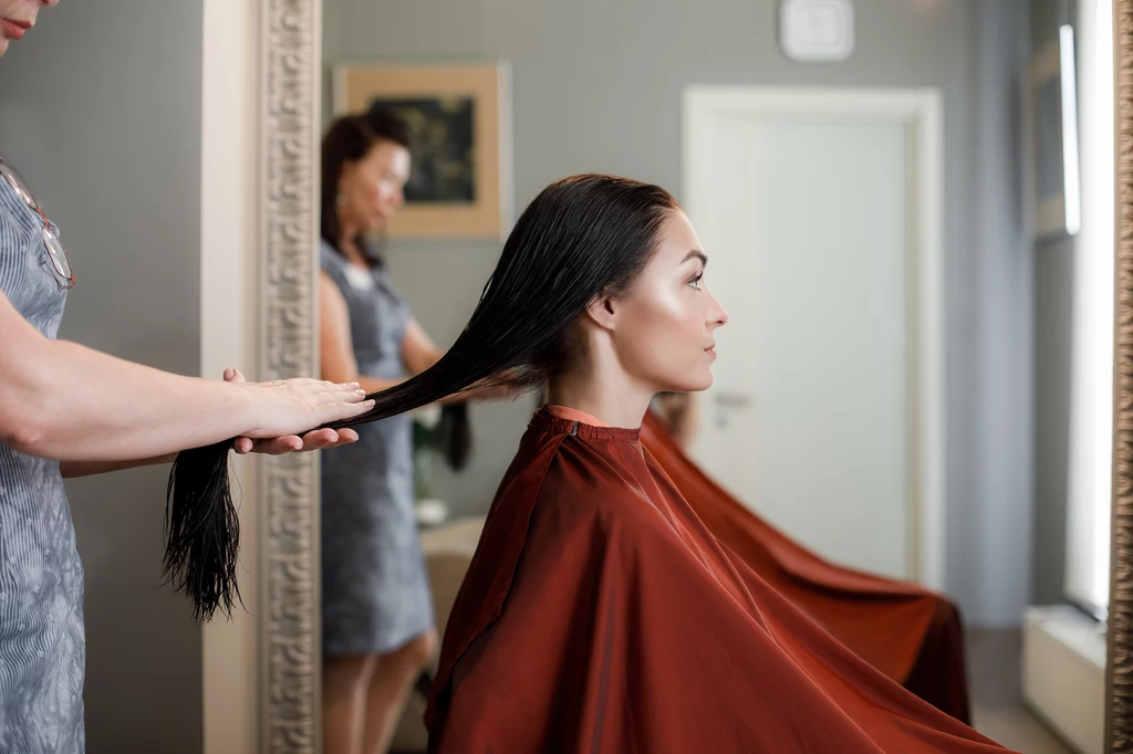 W salonie fryzjerskim można wykonać wiele profesjonalnych zabiegów