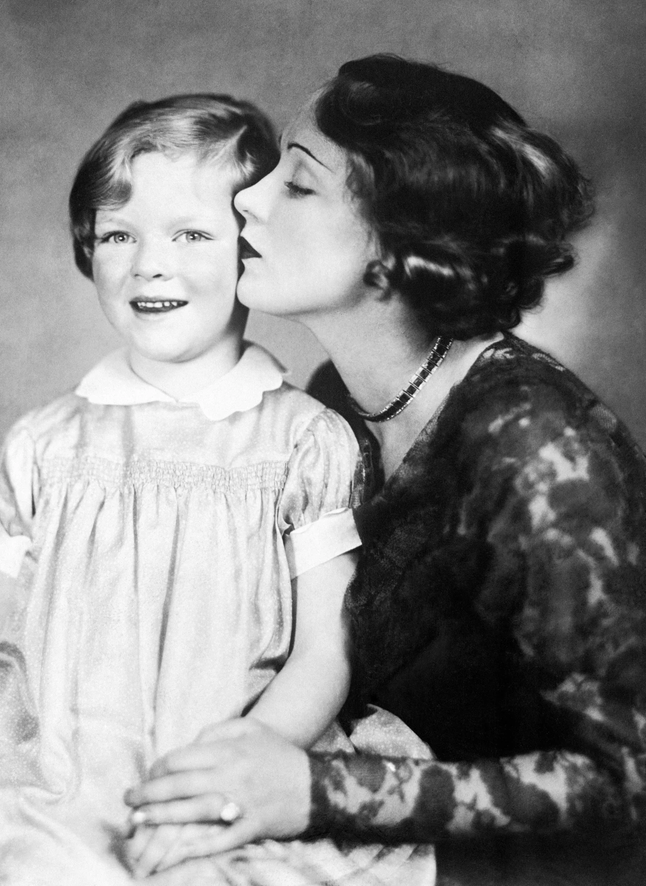 Marlena Dietrich i Maria Riva w 1932 roku Marlena Dietrich i Maria Riva w 1932 roku