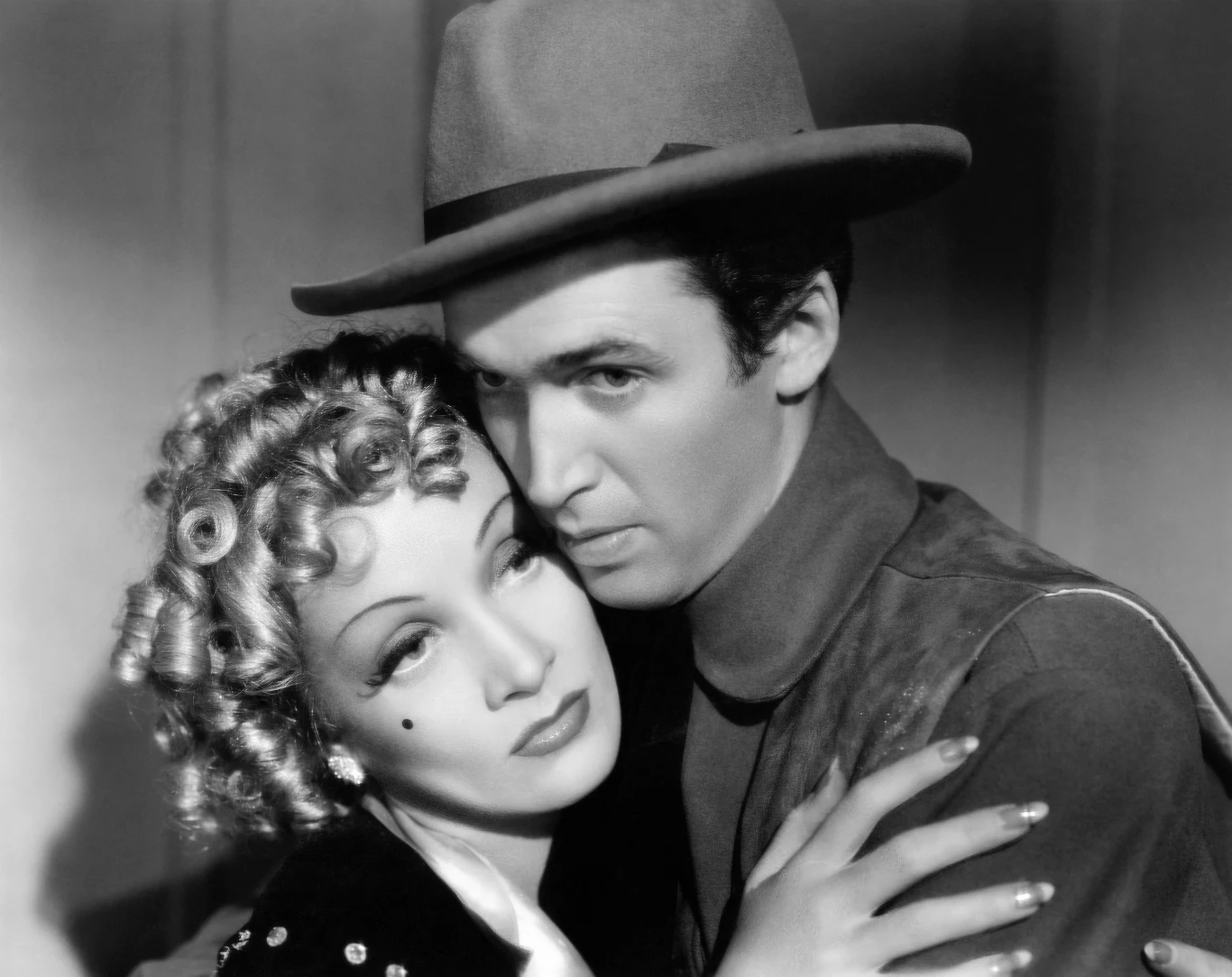 Marlena Dietrich i James Stewart w filmie "Destry znowu w siodle" Marlena Dietrich i James Stewart w filmie "Destry znowu w siodle"