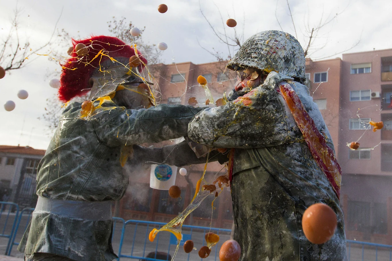 W 2009 cały cykl Fiesty Zimowej wraz z Els Enfarinats otrzymały miano Interés Turístico Autonómico, czyli świąt o szczególnym znaczeniu turystycznym dla tego regionu. Z tego względu również coraz więcej osób przybywa do Ibi, aby zobaczyć nietypowy pojedynek.
