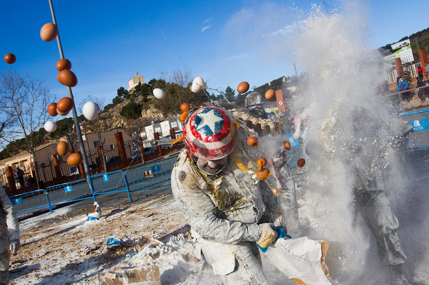 Obecnie podczas bitew nie tylko parodiuje się miejscowych polityków i obrzuca się nawzajem jajkami, mąką czy warzywami, ale również błogosławi się niektóre ulice i place, nadając im nowe, prześmiewcze nazwy.