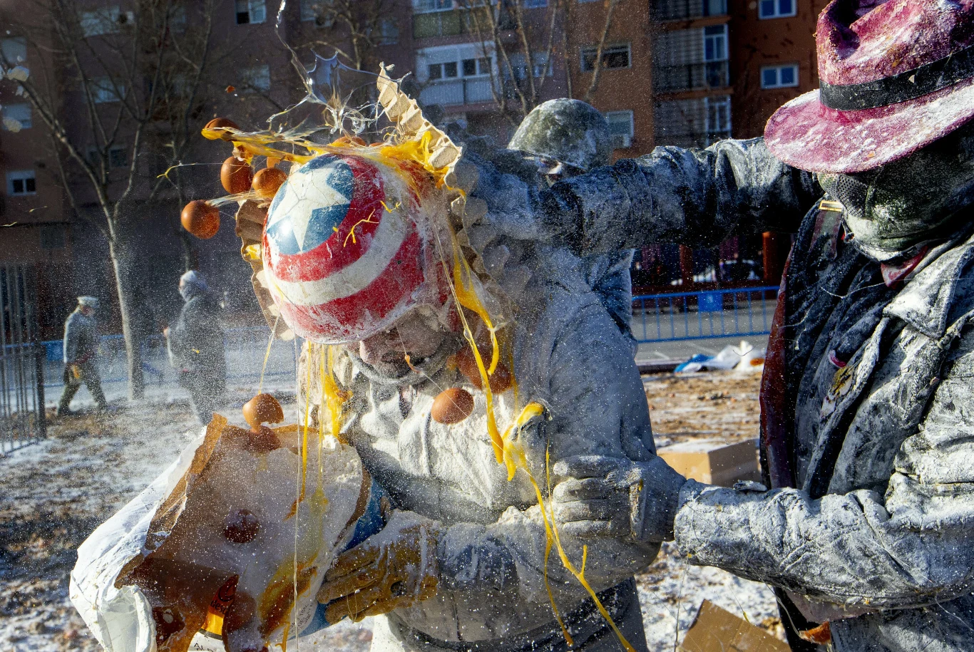 W Hiszpanii nie brakuje charakterystycznych świąt. Wystarczy wspomnieć o bitwie na pomidory w miasteczku niedaleko Walencji oraz o bitwie na wino w regionie La Rioja.